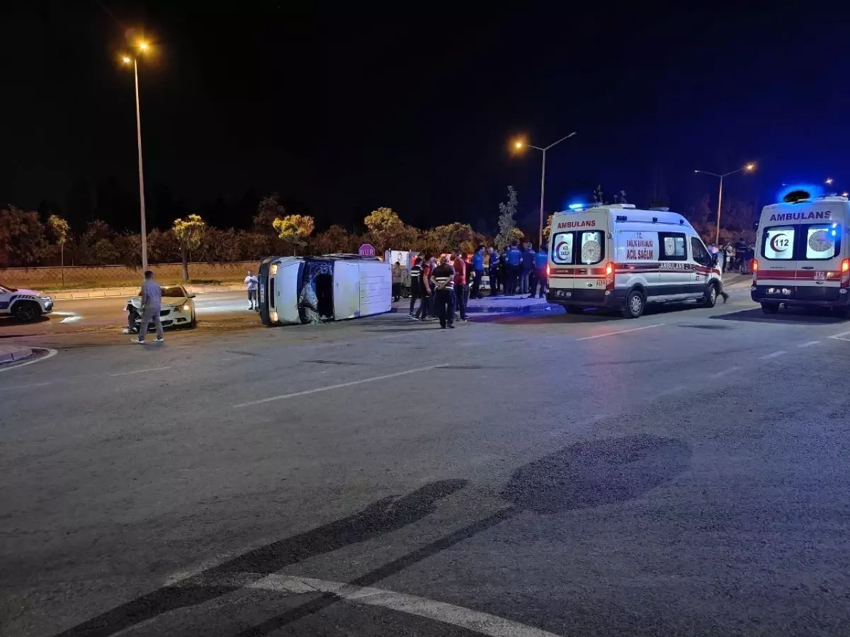 Kayseri'de Otomobil-Minibüs Çarpıştı: 9 Yaralı