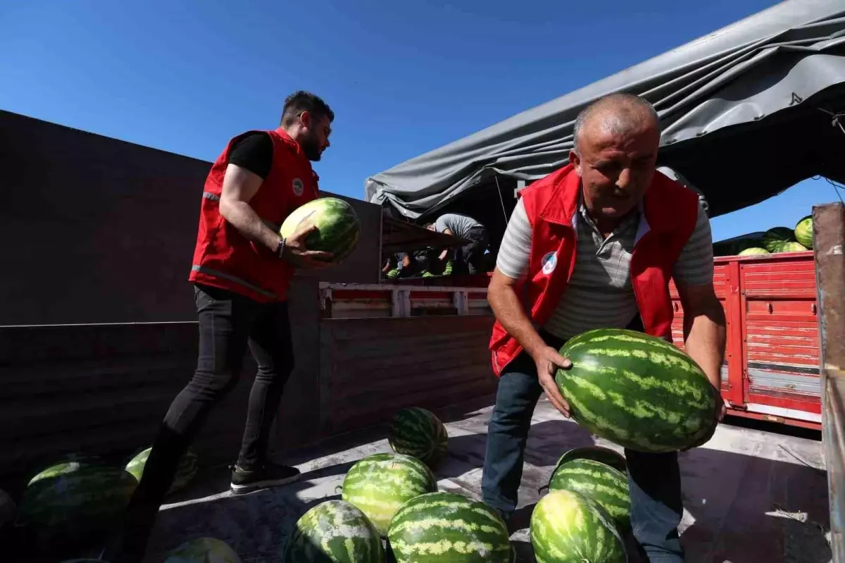 Kayseri Büyükşehir Belediyesi'nden İhtiyaç Sahiplerine Karpuz Dağıtımı