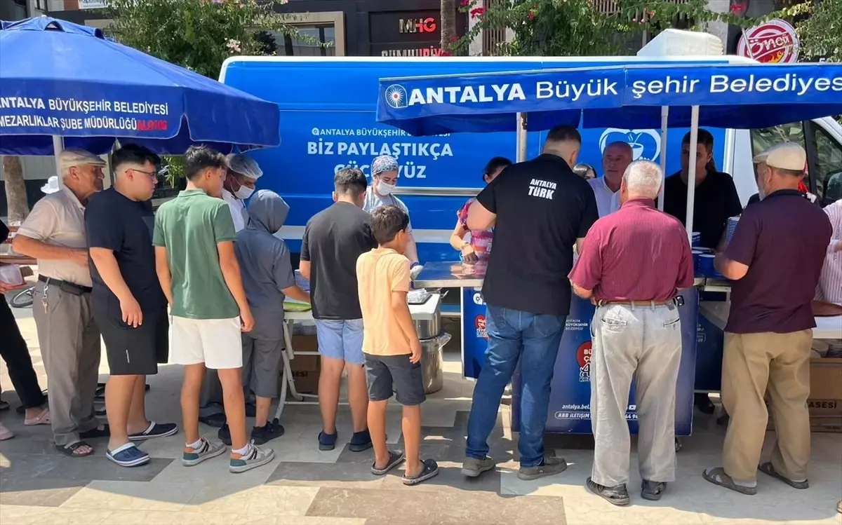 Antalya'da Aşure İkramı Yapıldı