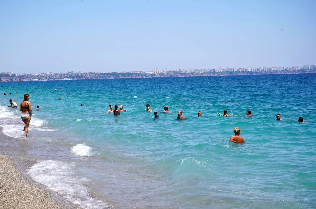 Antalya'da Sıcak Hava Turist Akınına Neden Oldu