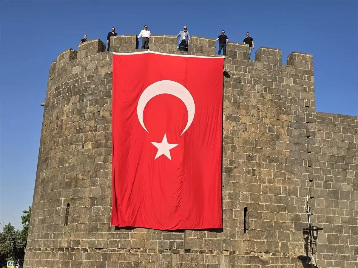 Tarihi Diyarbakır Surları'na 'Terörsüz Türkiye'ye destek için Türk bayrağı asıldı