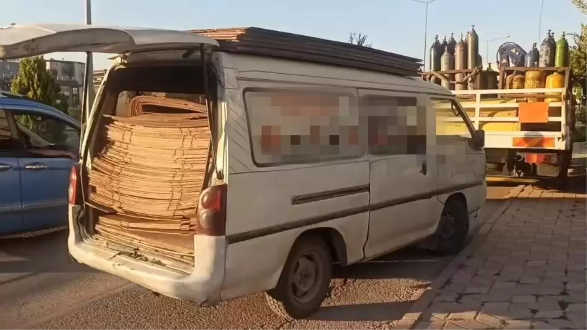 Kamyonetten Düşen Genç Ağır Yaralandı