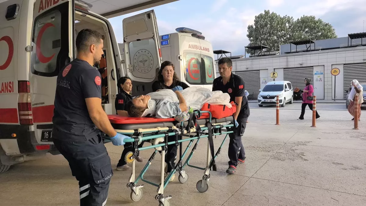 İnegöl'de Kaza: 1 Ağır Yaralı 4 Kişi