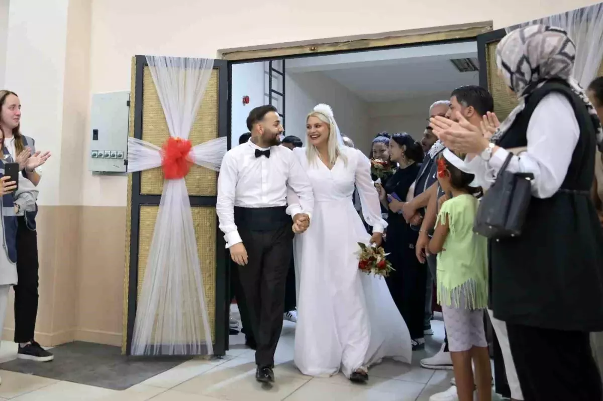 Esenyurt'ta Roman Çiftlerin Coşkulu Toplu Nikah Töreni