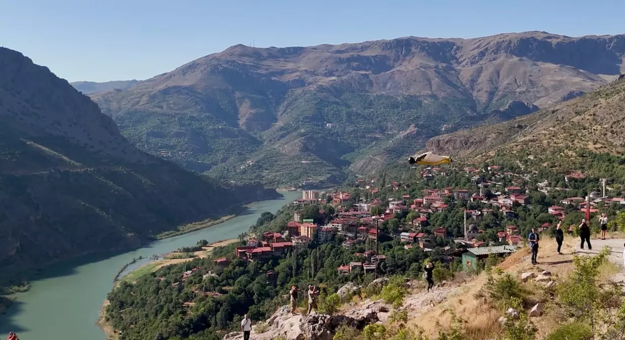 Kemaliye'de Nefes Kesici Wingsuit Atlayışı