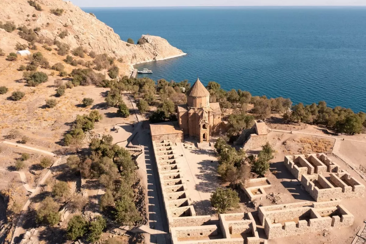 Van Kültür Yolu Festivali sanatla kapılarını açtı: 300 etkinlik, 9 günlük şölen