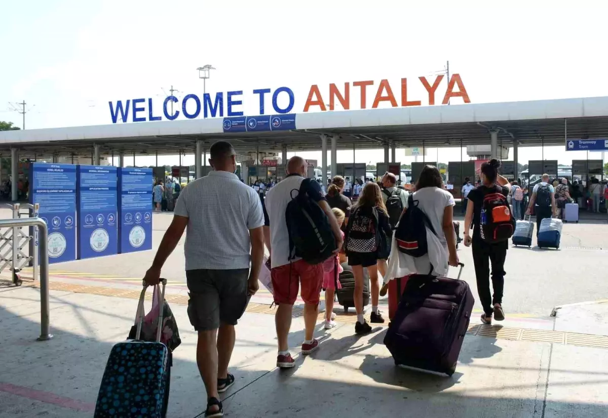 Antalya Havalimanları'nda Rekor Ziyaretçi Girişi