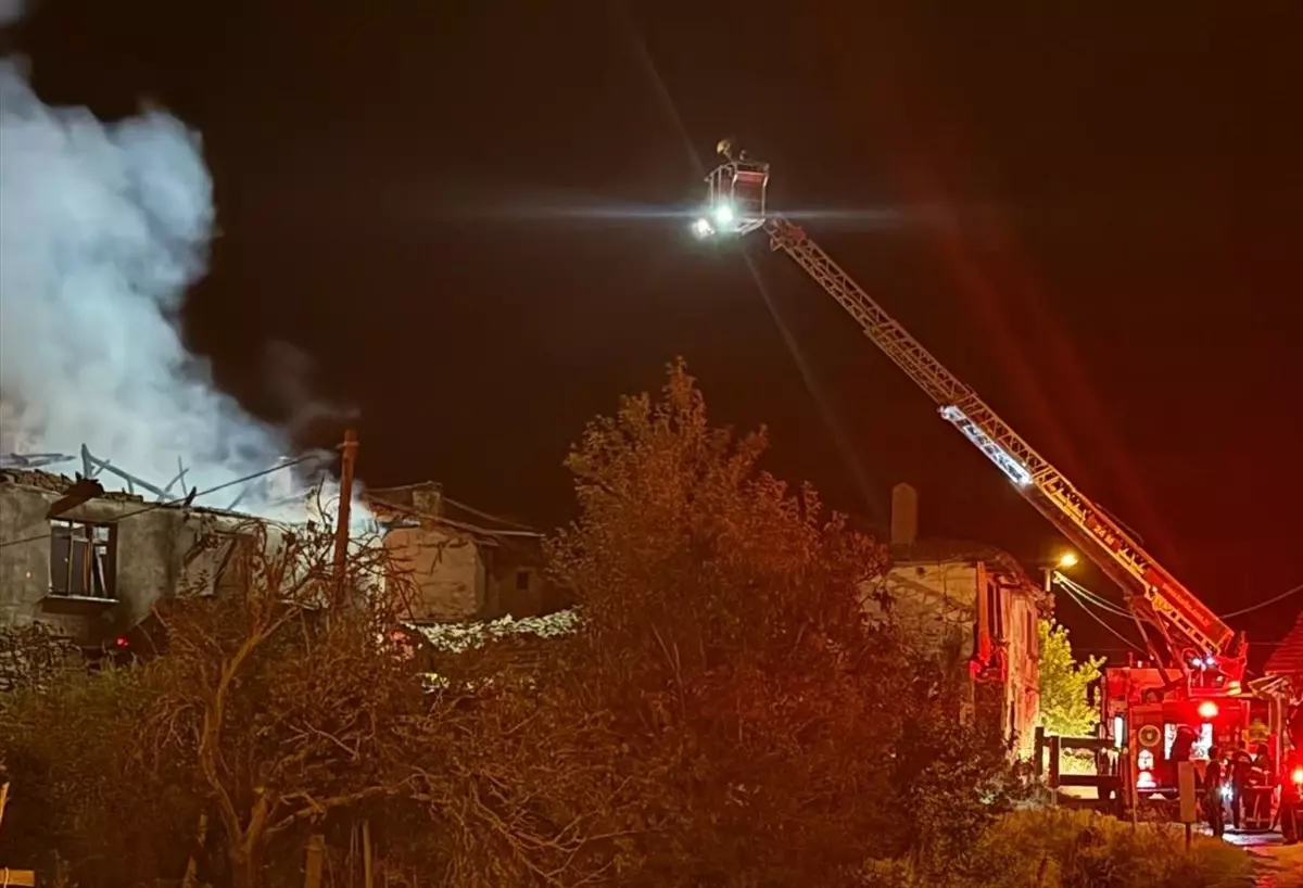 Bursa'da 2 Katlı Evde Yangın