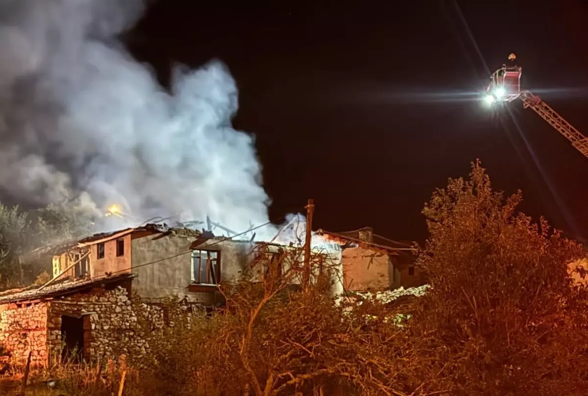 Bursa'da Ahşap Ev Yangını