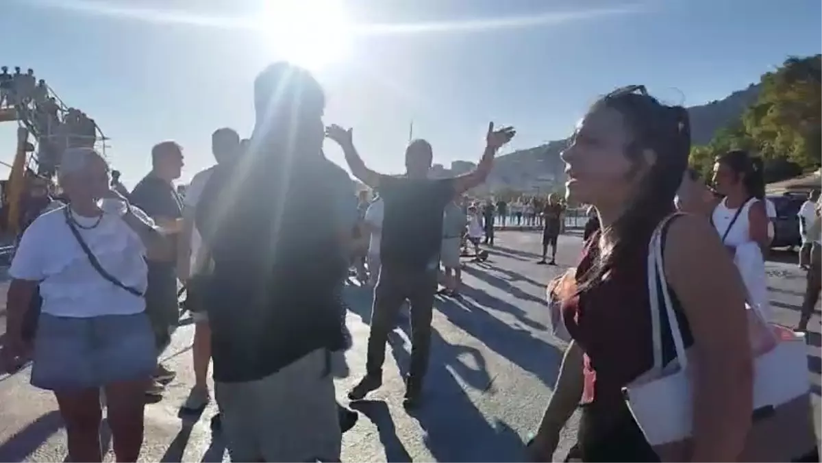 Yangın Çıkan Feribot Marmara Adası'na Çekildi