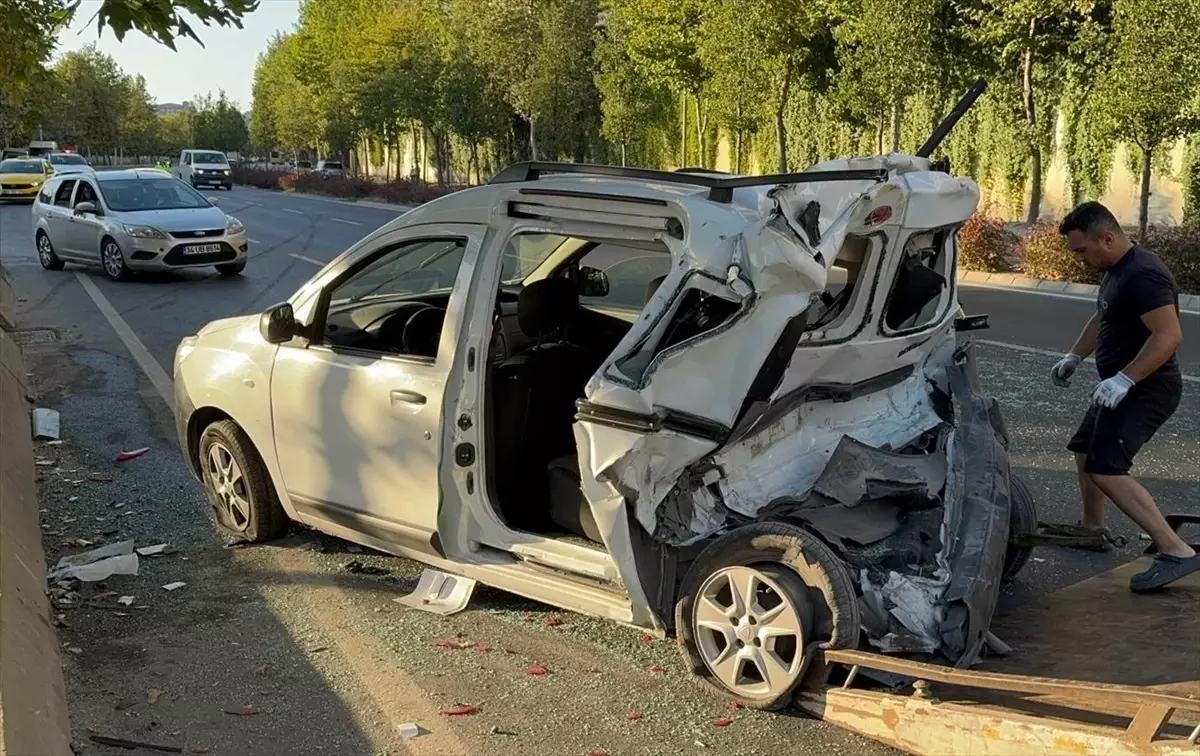 Küçükçekmece'de Trafik Kazası: 4 Yaralı