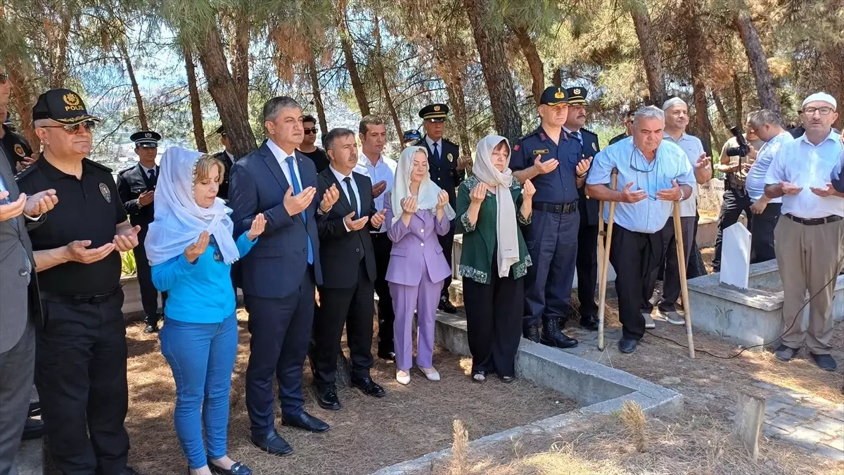 Karabük'te 15 Temmuz şehitleri Metin Arslan ve Barış Efe mezarları başında anıldı