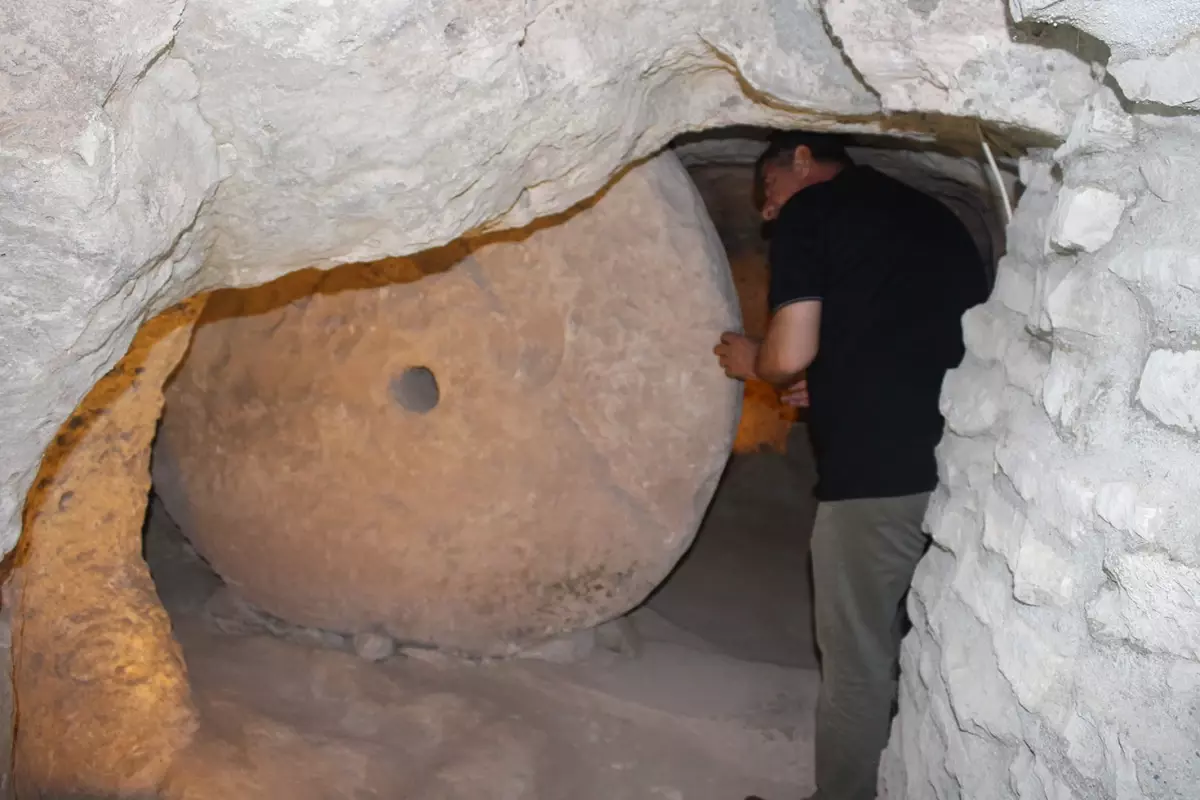 Dededen miras kalan konağın altından 2 bin yıllık yer altı şehri çıktı