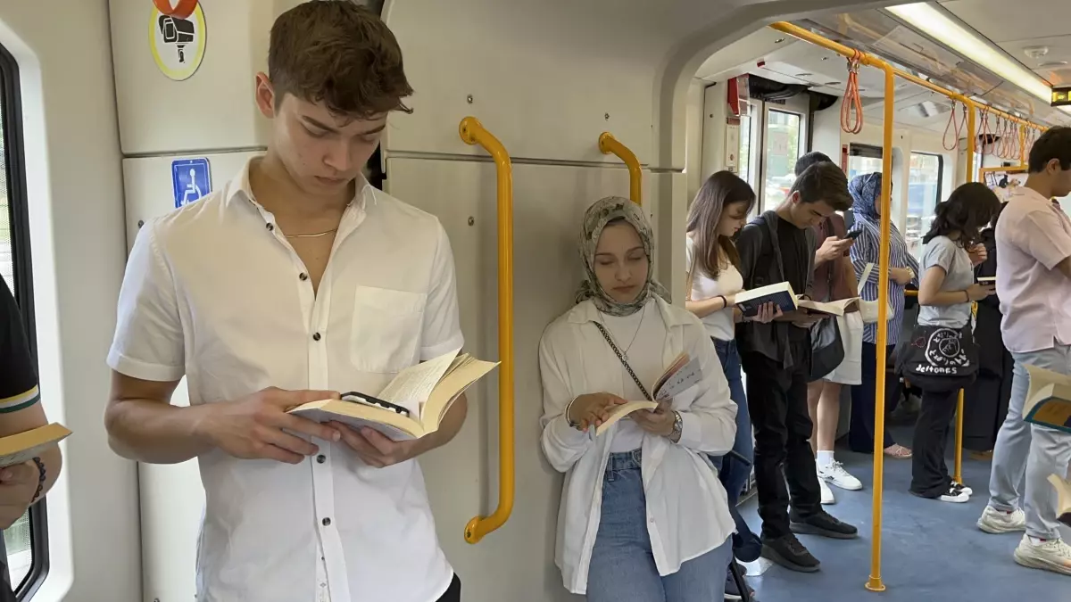 Bursa'da Öğrenciler Metroda Kitap Okudu