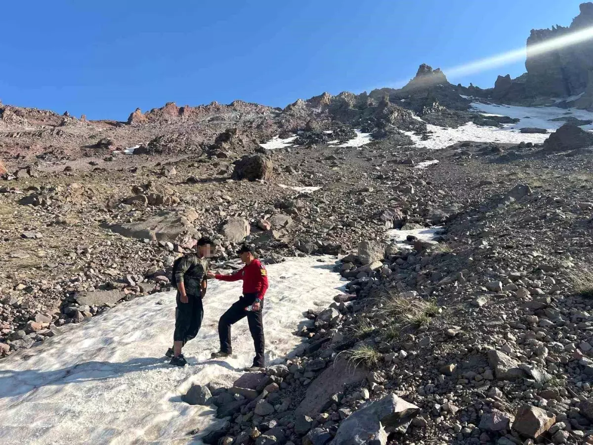 Erciyes'te Mahsur Genç Dağcı Kurtarıldı