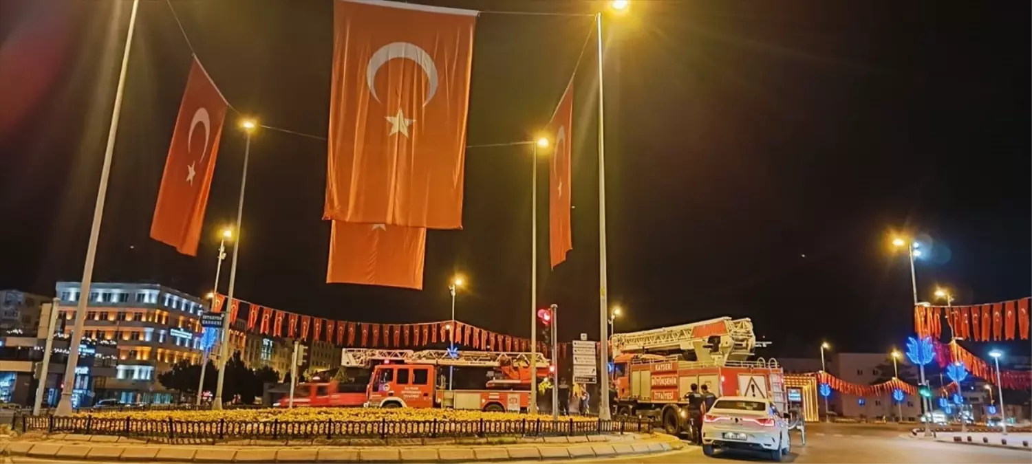 Kayseri'de 'Terörsüz Türkiye'ye destek için kentin farklı noktalarına Türk bayrağı asıldı