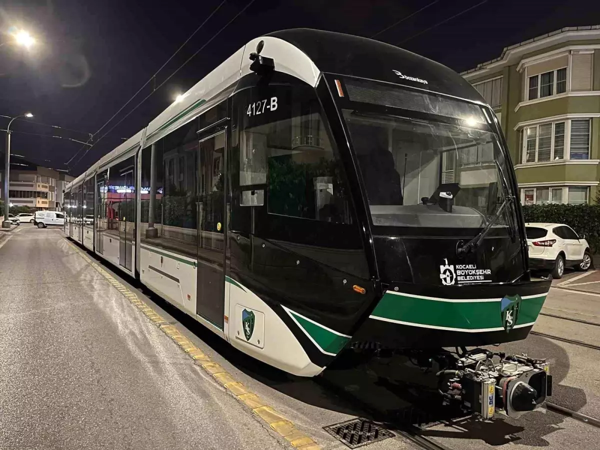 Kocaeli'nin Tramvay Filosu Genişliyor: 9'uncu Araç Raylara İndirildi