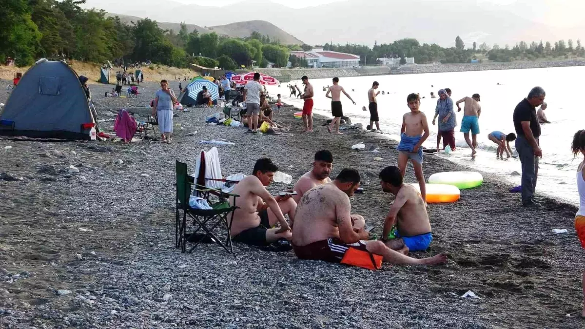 Van Gölü'ne Yaz Akını