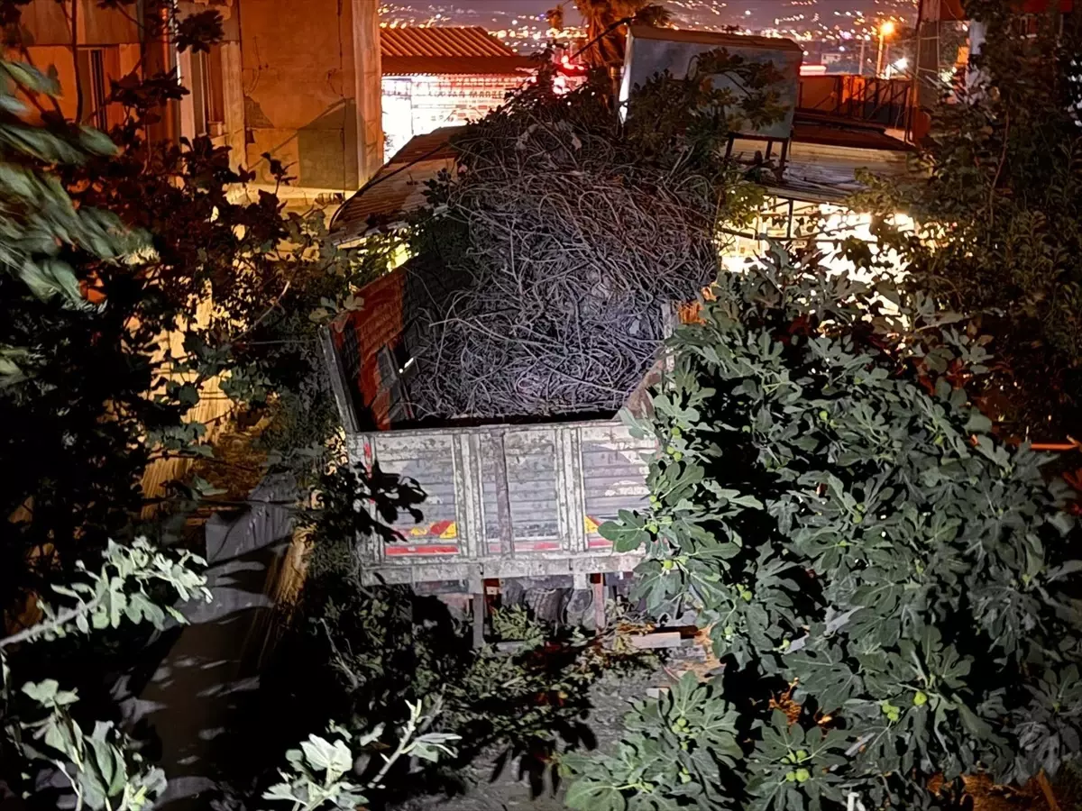 Antakya'da Kamyon Restorana Düştü