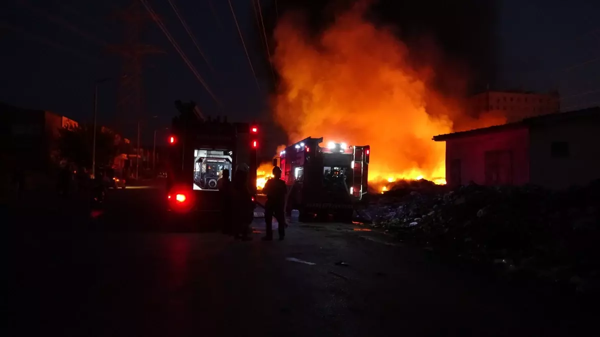 İzmir'de Çöp Yangını Panik Yarattı