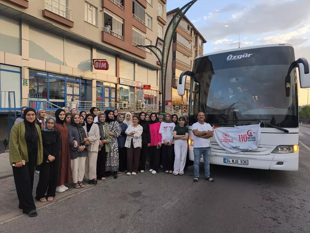 Çanakkale'ye 42 Kız Öğrenci Uğurlandı