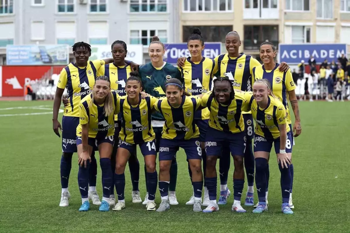 Fenerbahçe Kadın Futbol Takımı'nda 17 Oyuncu ile Sözleşme Uzatıldı