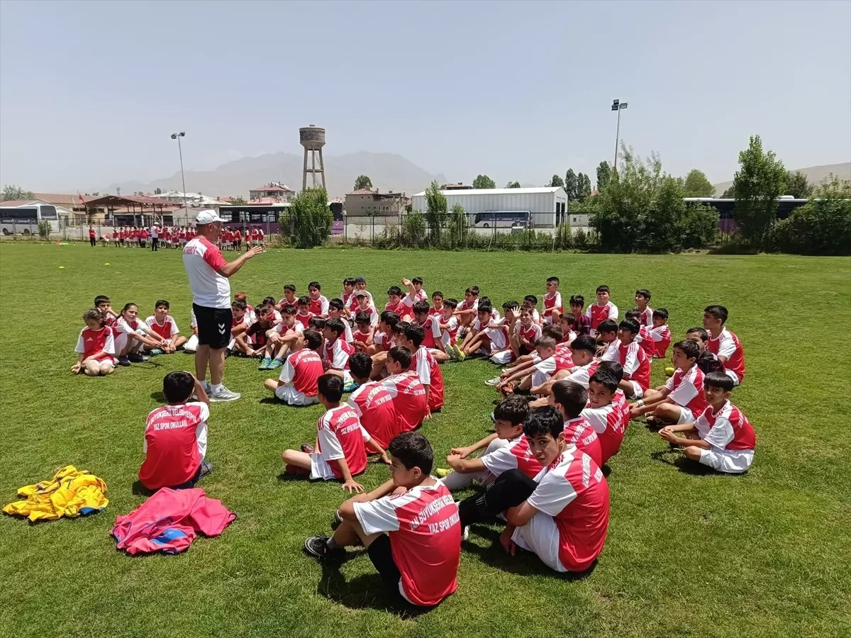 Van'da Yaz Futbol Okulu 400 Çocuğa Kapı Açtı