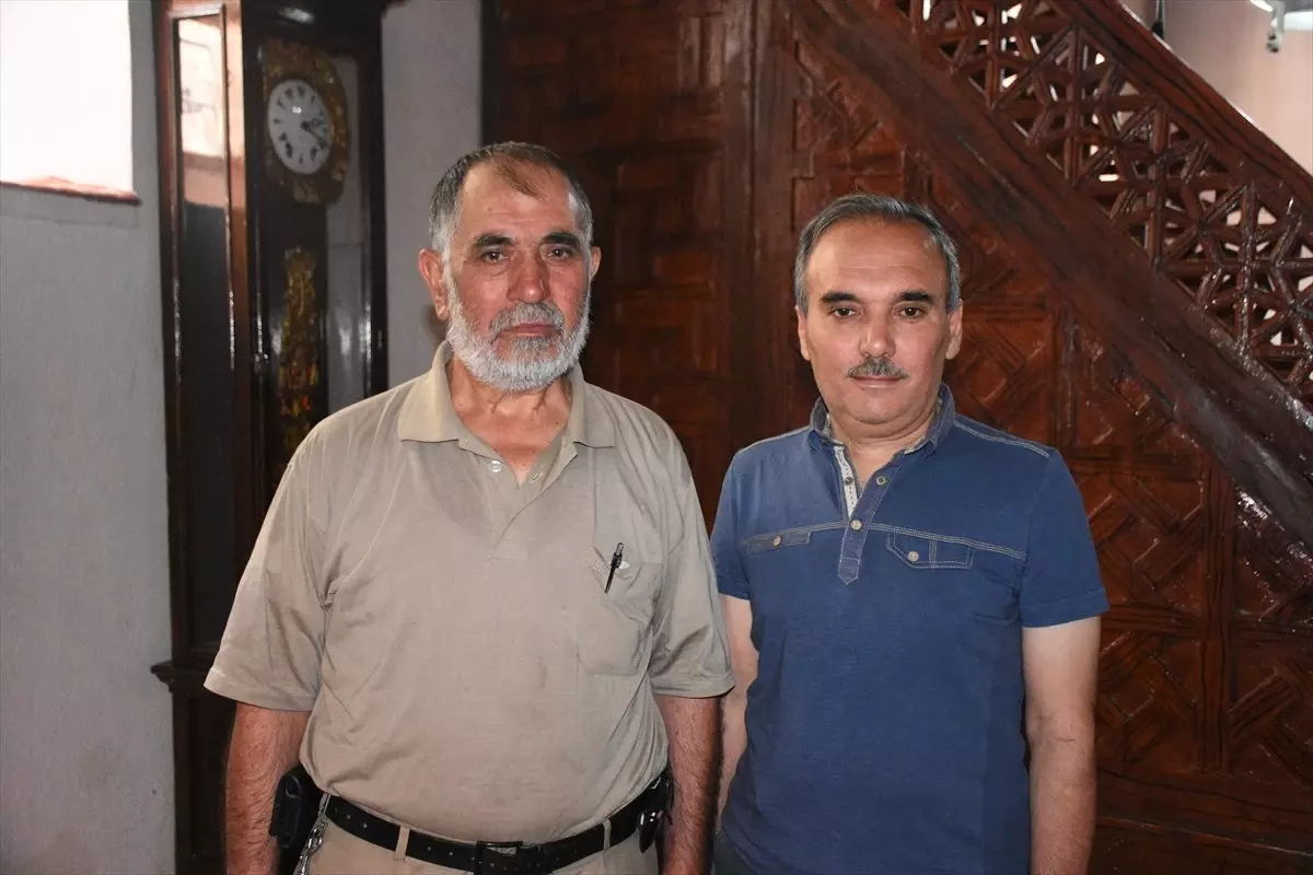 Ulu Cami'deki 140 Yıllık Kurmalı Saat İlgi Çekiyor
