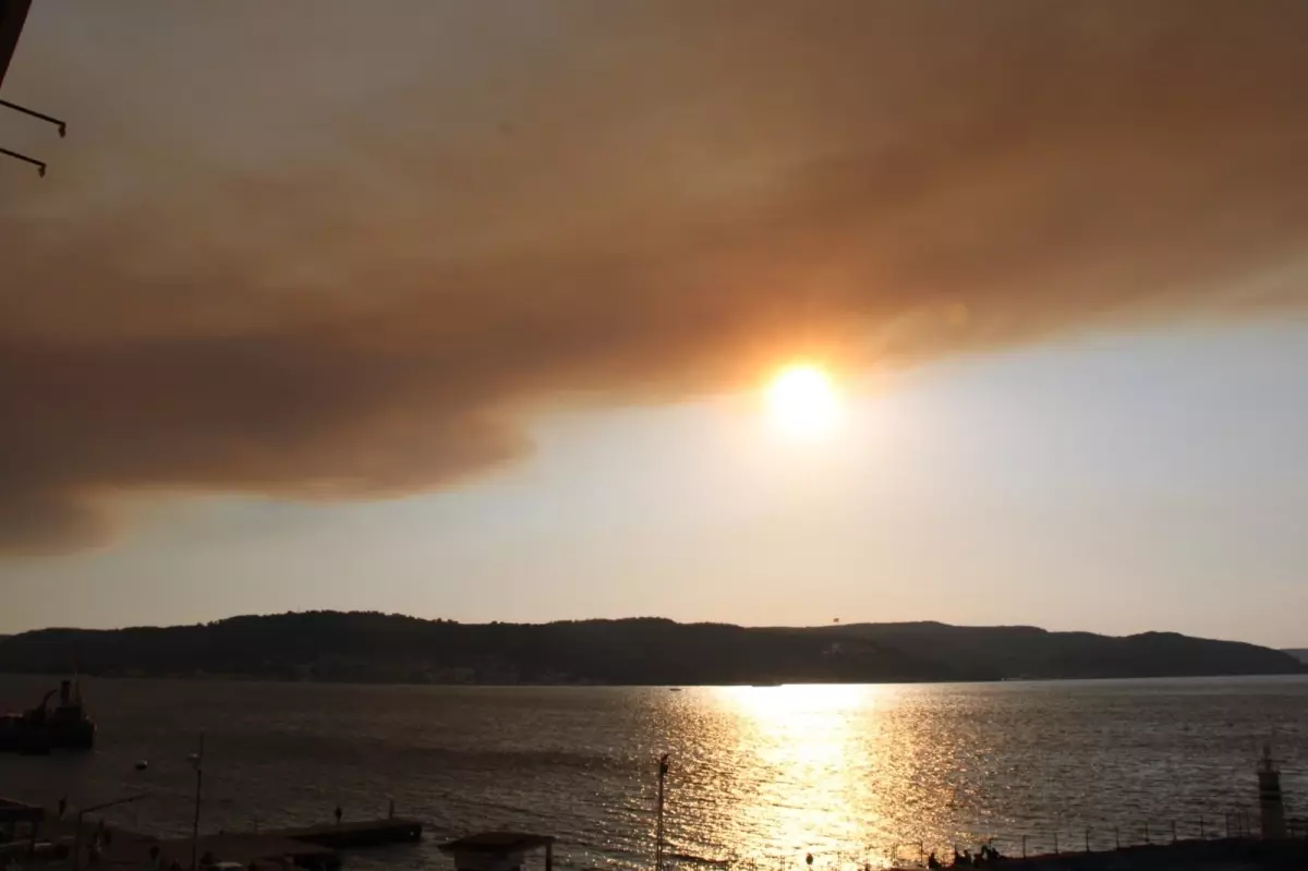 Duman Çanakkale Boğazı'nı Sardı