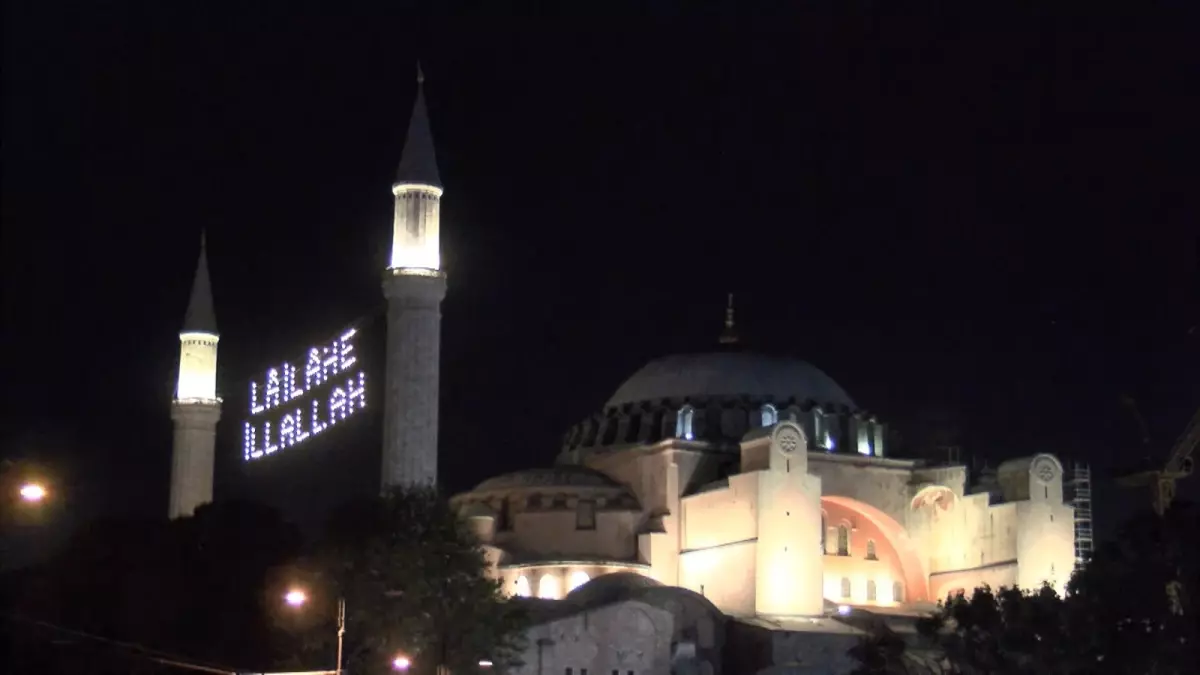 15 Temmuz darbe girişiminin 9'uncu yılında camilerden sela okundu