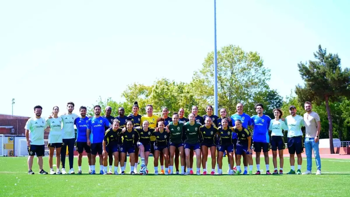 Fenerbahçe Kadın Futbol Takımı İlk Antrenmanını Yaptı