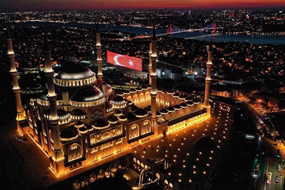 15 Temmuz'un yıldönümünde tüm camilerden sela sesleri yükseldi