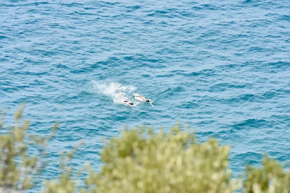 Antalya'da Nem ve Sıcaklık Tatilcileri Sahillere Çekti