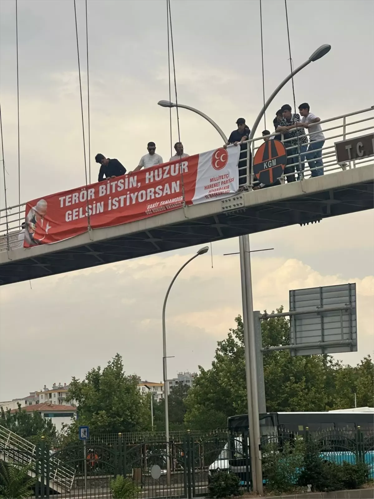 MHP'den 'Terörsüz Türkiye' Pankartı