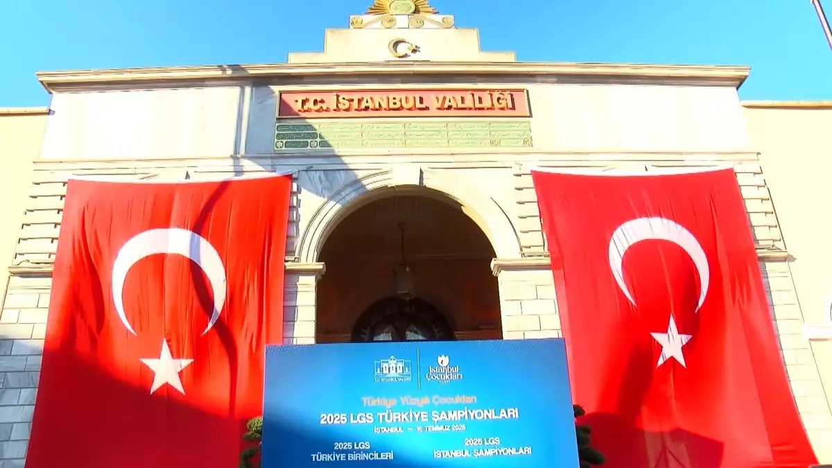 İstanbul'da LGS Birincileri Ödüllendirildi