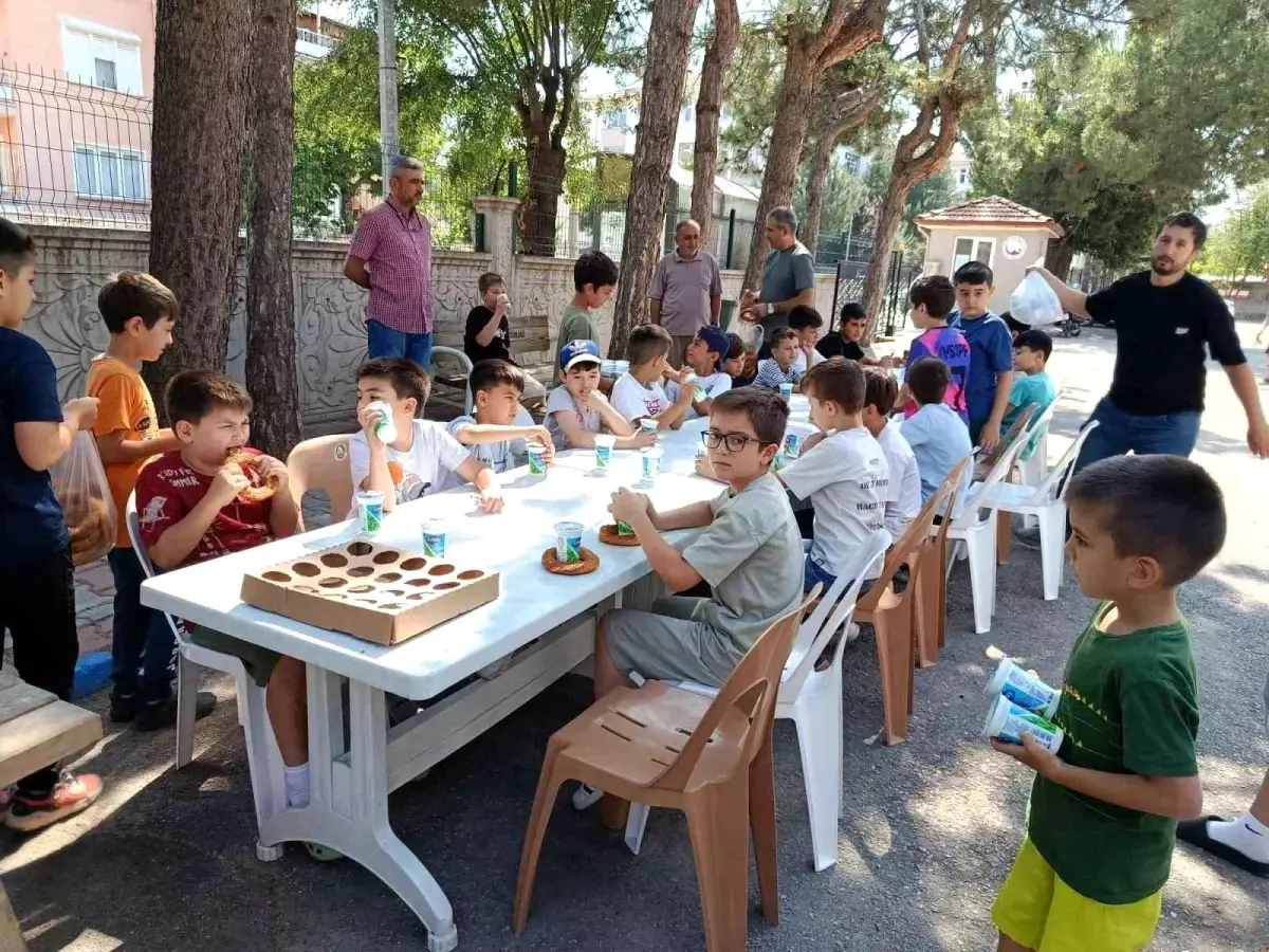 Kur'an Kursu Öğrencilerine İkramlarla Destek