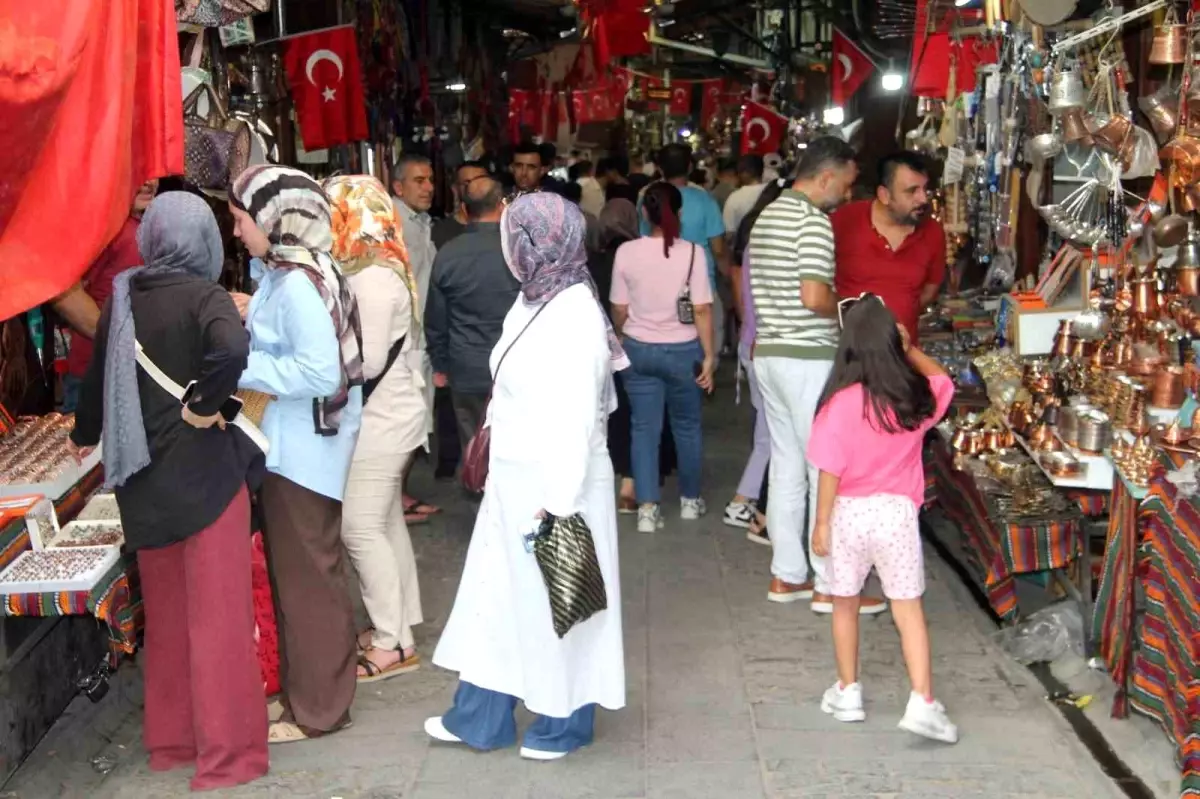 Gaziantep Sıcağa Rağmen Turist Akınına Uğruyor