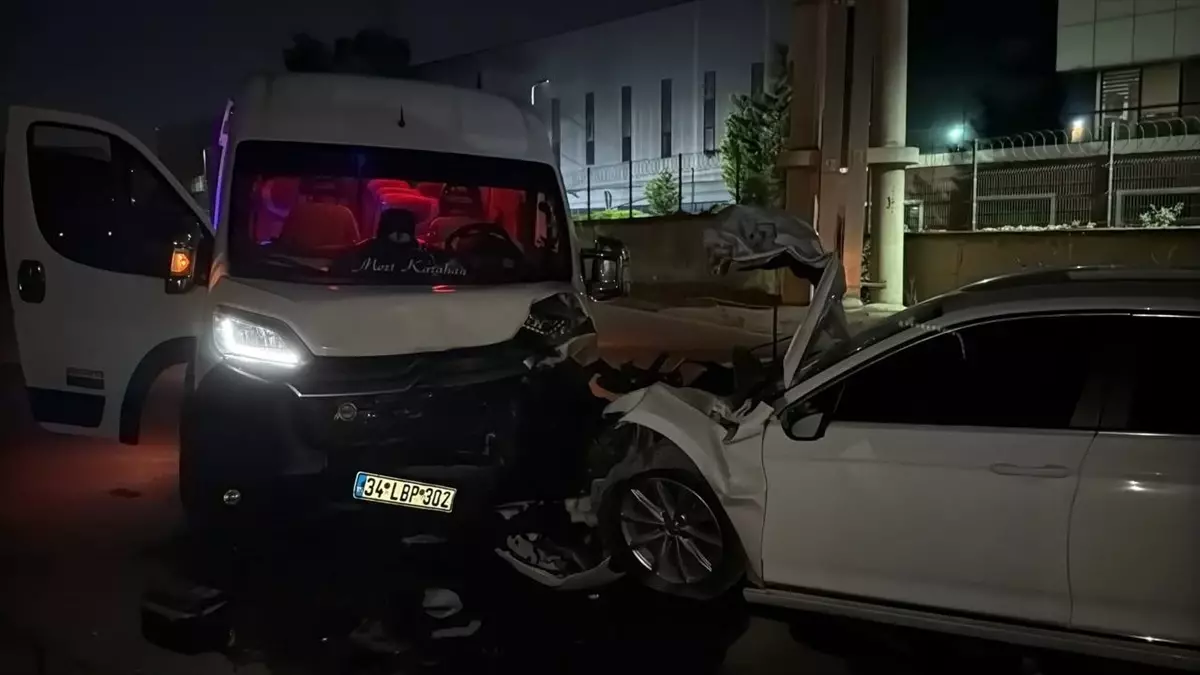 Gebze'de Servis Minibüsü ve Otomobil Çarpıştı