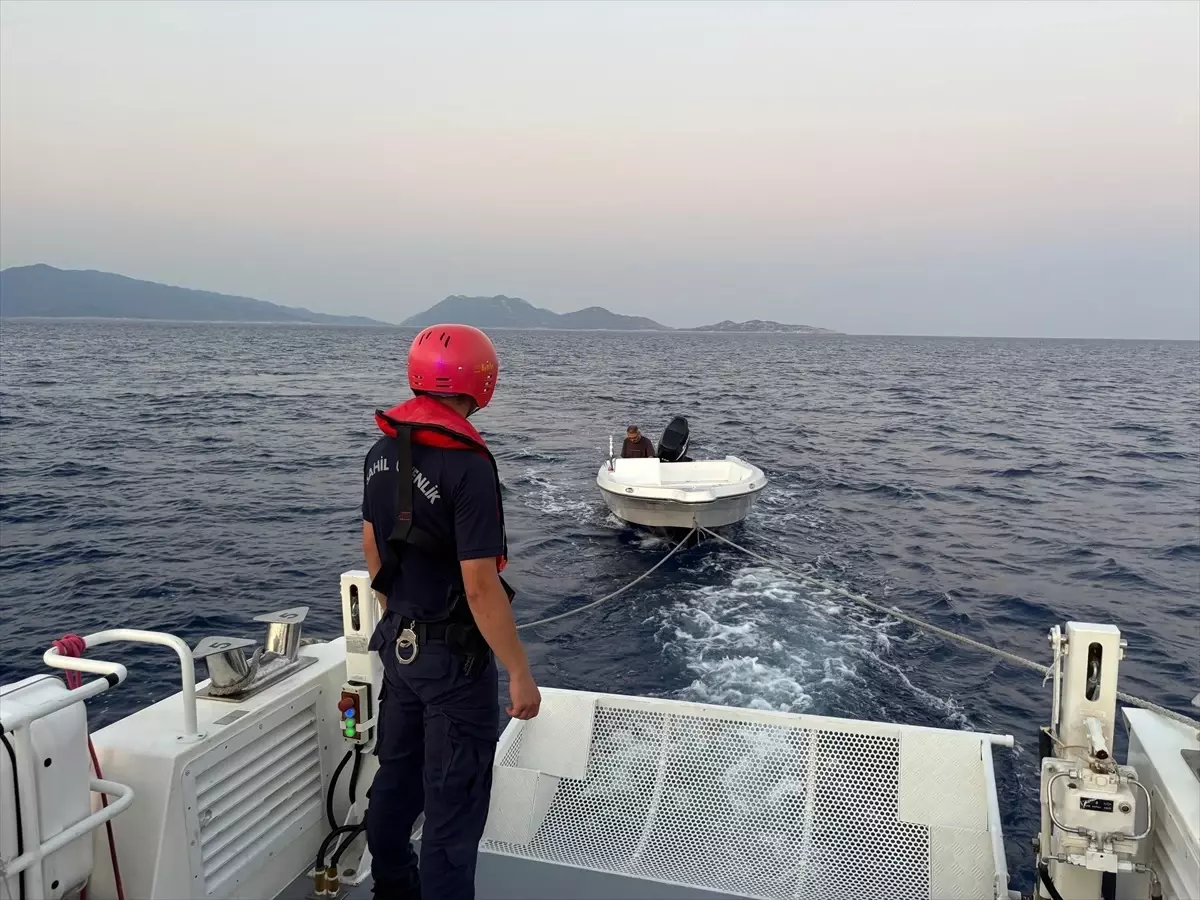 Kaş'ta Sürüklenen Tekne Kurtarıldı
