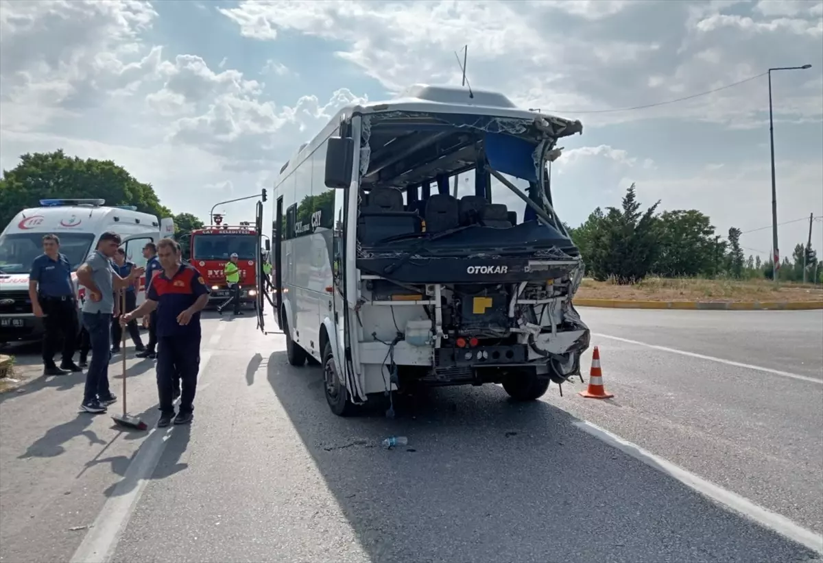 Afyonkarahisar'da Otobüs-Kamyon Çarpıştı