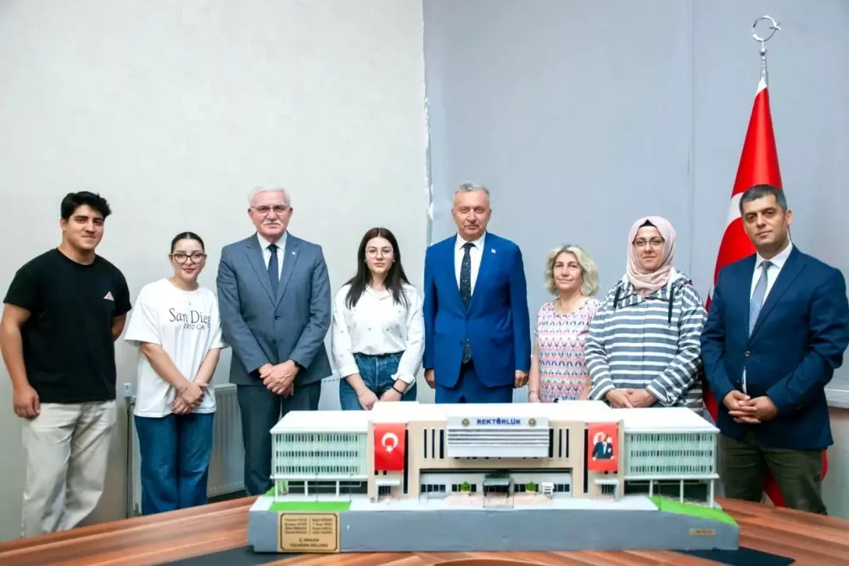 Üniversite Öğrencilerinden Maket Sunumu