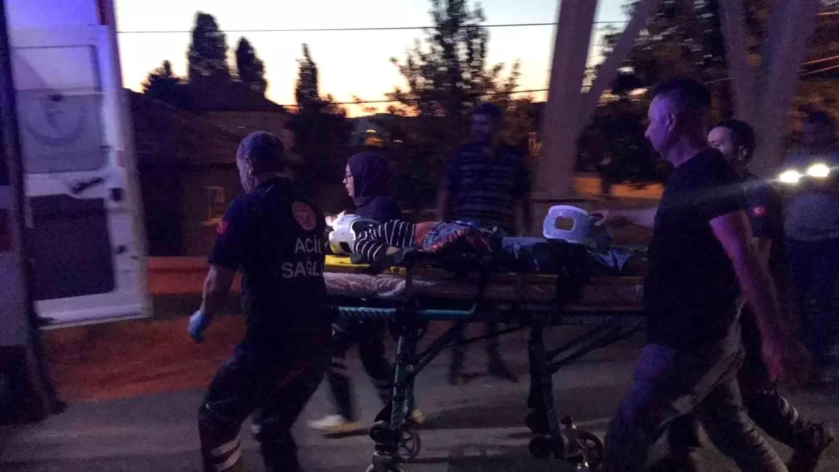 Sivas'ta Otomobil Kazası: Genç Kız Yaralandı