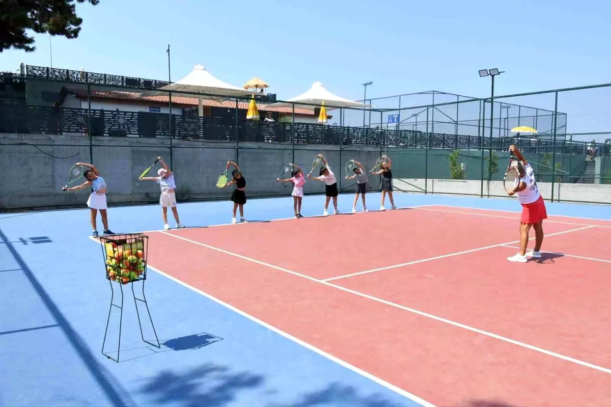 Kuşadası'nda Çocuklar Tenis ile Tanışıyor