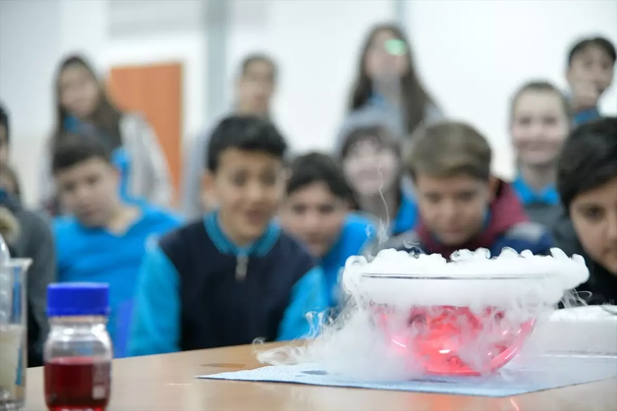 Tüpraş'tan Öğrencilere Fen Deneyleri