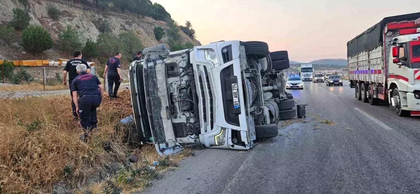 Balıkesir'de Tır Kazası: Maddi Hasar