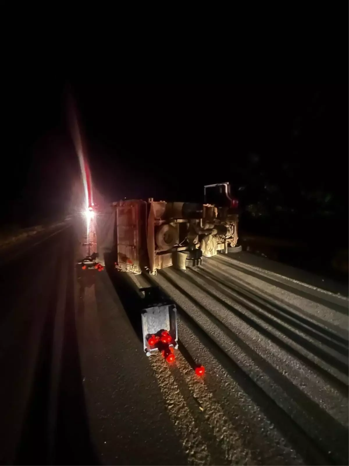 Bilecik'te Kamyon Devrildi: 2 Yaralı