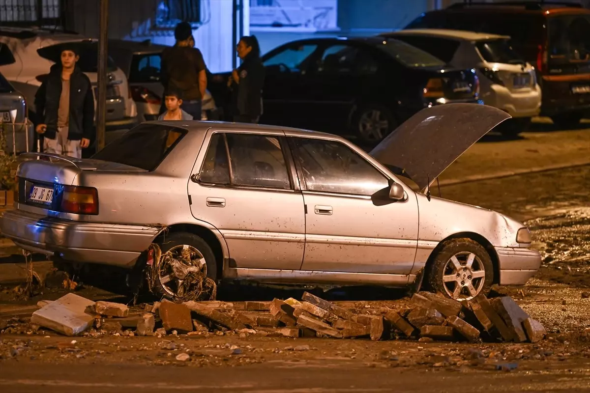 Ankara'da Sağanak ve Fırtına Hayatı Olumsuz Etkiledi
