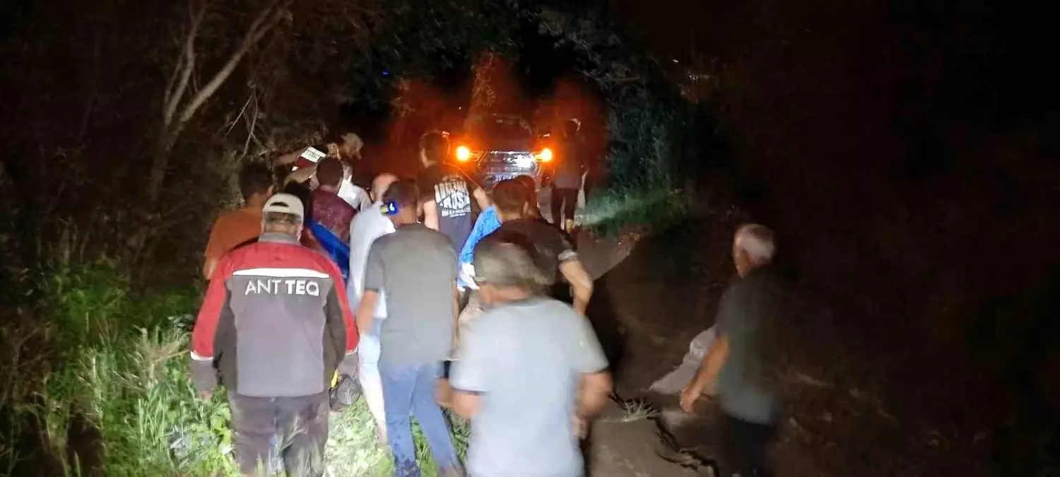 Oltu'da Sel Felaketi: Bir Araç Suyun İçinde Sürüklendi