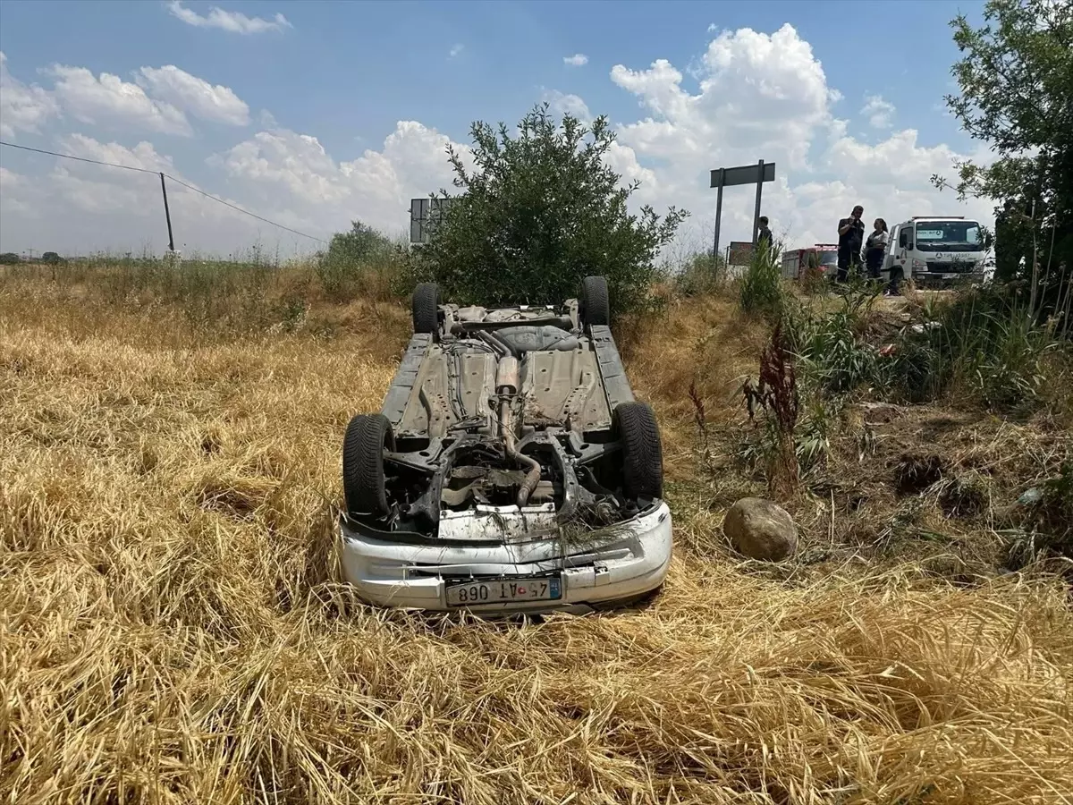 Uşak'ta Tarlaya Devrilen Araçta 3 Yaralı