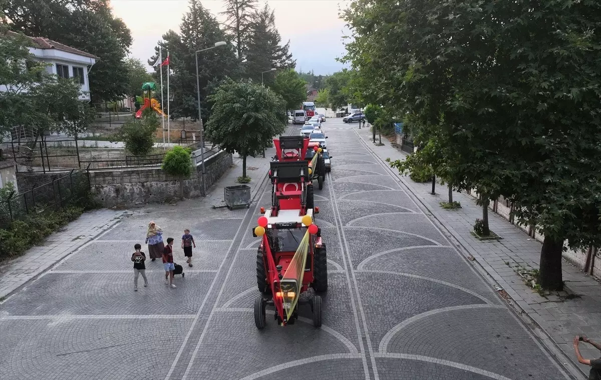 Sünnet Düğününde Traktör Konvoyu